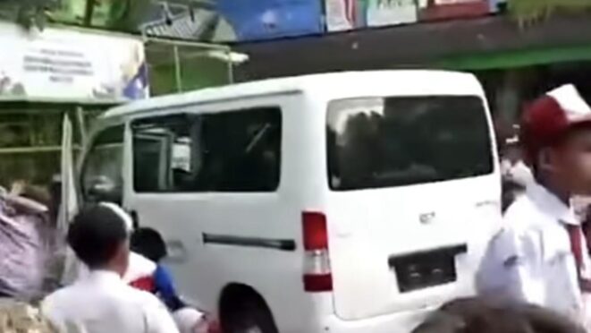 Mobil MBG Tabrak Kerumunan Siswa di SDN Kalibaru 01 Cilincing. @sekitaran_jakut