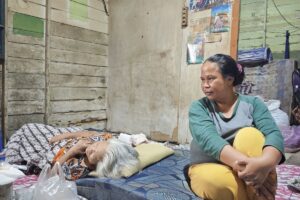 Mira Ambar Wati bekerja serabutan di warung bakso