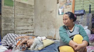 Mira Ambar Wati bekerja serabutan di warung bakso