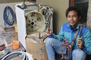 Handoko pengusaha servis AC Surabaya bersama pekerjanya