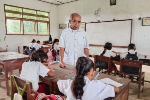 Guru honorer NTT melintasi jalan rusak menuju sekolah