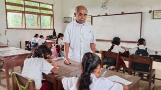 Guru honorer NTT melintasi jalan rusak menuju sekolah
