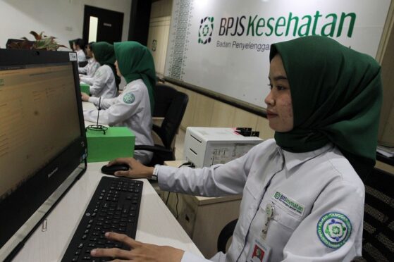 Peserta BPJS Kesehatan melakukan skrining riwayat kesehatan BPJS secara online melalui aplikasi Mobile JKN