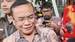 Bupati Pati, Sudewo, usai diperiksa terkait dengan kasus dugaan korupsi pembangunan jalur kereta api wilayah Jawa Timur, di lingkungan DJKA Kemenhub, di Gedung Merah Putih KPK, Jakarta Selatan, Senin (22/9/2025).