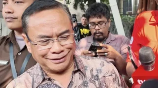 Bupati Pati, Sudewo, usai diperiksa terkait dengan kasus dugaan korupsi pembangunan jalur kereta api wilayah Jawa Timur, di lingkungan DJKA Kemenhub, di Gedung Merah Putih KPK, Jakarta Selatan, Senin (22/9/2025).