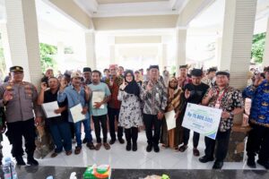 Bupati banyuwangi serahkan 186 sertifikat tanah nelayan