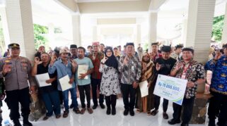 Bupati banyuwangi serahkan 186 sertifikat tanah nelayan