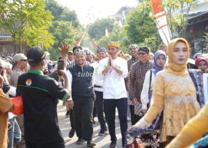 Bupati Tuban Aditya Halindra Faridzky menyapa warga saat menghadiri kegiatan di salah satu desa di Kabupaten Tuban. (dok. tubankab)