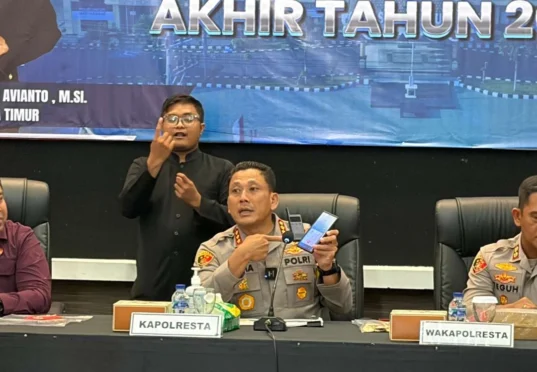 Petugas Polresta Banyuwangi memantau panggilan layanan 110