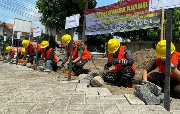 Bupati Banyuwangi meresmikan pembangunan Koperasi Merah