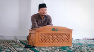 KH. Mohammad Ali Makki Zaini, saat menggelar jumpa pers di Ponpesnya di Kecamatan Srono