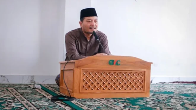 KH. Mohammad Ali Makki Zaini, saat menggelar jumpa pers di Ponpesnya di Kecamatan Srono