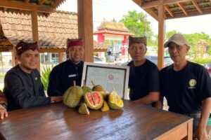 Kadis Pertanian Banyuwangi Ilham Juanda Menunjukkan Sertfikat IG Durian Merah