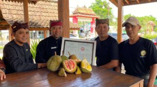 Kadis Pertanian Banyuwangi Ilham Juanda Menunjukkan Sertfikat IG Durian Merah
