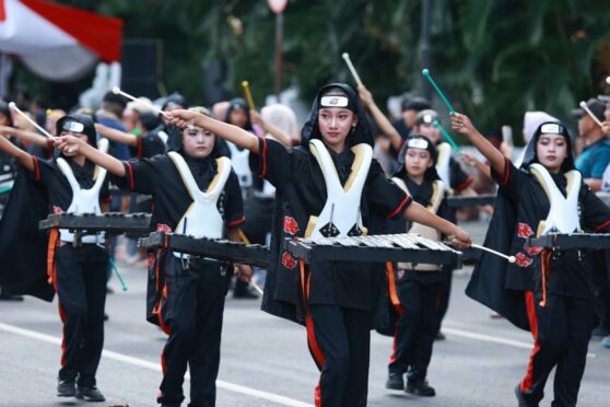 Penampilan drumband pelajar di Banyuwangi