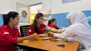 Kepala SPPG Singonegaran sedang melakukan pemeriksaan kesehatan sekaligus skirining penyakit TBC.