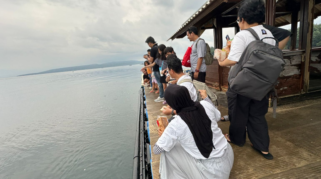 Wisatawan memadati Pantai Pulau Merah Banyuwangi saat libur Natal dan Tahun Baru