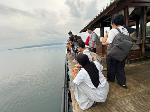 Wisatawan memadati Pantai Pulau Merah Banyuwangi saat libur Natal dan Tahun Baru