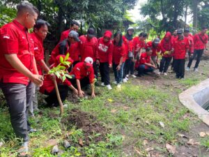 PDI Perjuangan Banyuwangi Tanam Pohon di Ketapang