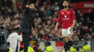 Pelatih Manchester United, Ruben Amorim memberikan instruksi pada Matheus Cunha. (AP Photo/Jon Super)
