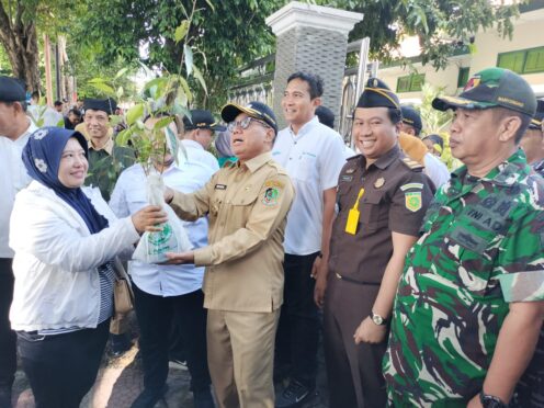 Pemkab Banyuwangi dan Perhutani membagikan ribuan bibit pohon gratis kepada warga