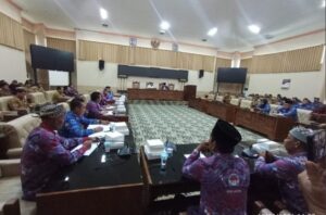Persatuan Perangkat Desa Indonesia (PPDI) Kabupaten Banyuwangi saat audensi bersama pimpinan DPRD terkait turunnya Siltap imbas efisiensi anggaran