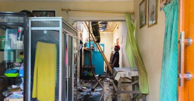 Petugas pemadam kebakaran memadamkan api di rumah warga Kelurahan Kertosari Banyuwangi