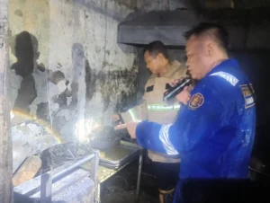 Petugas Damkarmat Banyuwangi saat melakukan asesment