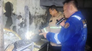 Petugas Damkarmat Banyuwangi saat melakukan asesment