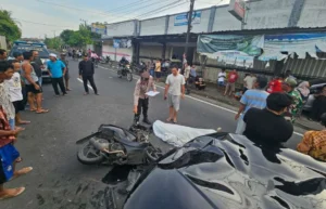 Petugas Kepolisian melakukan olah TKP di lokasi kecelakaan.