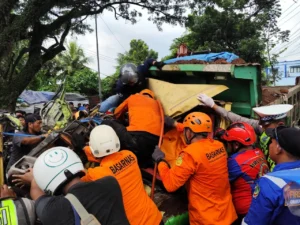 Petugas gabungan saat menangani kecelakaan beruntun di Kabat Banyuwangi