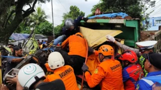 Petugas gabungan saat menangani kecelakaan beruntun di Kabat Banyuwangi