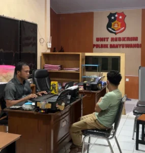 Petugas saat menginterogasi pelaku di polsek banyuwangi kota