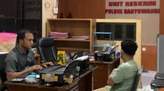 Petugas saat menginterogasi pelaku di polsek banyuwangi kota
