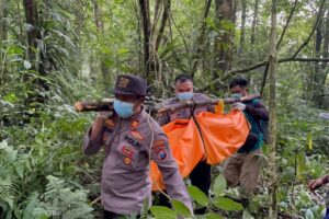 Polisi mengevakuasi jasad perempuan tanpa identitas dari kawasan hutan Desa Kluncing.