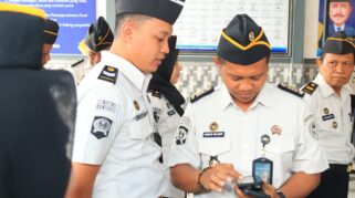 Kepala Lapas Banyuwangi memeriksa ponsel pegawai dalam sidak judi online