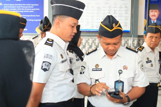 Kepala Lapas Banyuwangi memeriksa ponsel pegawai dalam sidak judi online