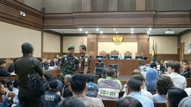 Mahfud MD menyoroti kehadiran TNI dalam sidang korupsi Nadiem Makarim di Pengadilan Tipikor