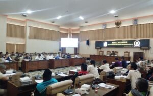 Sopir logistik mengikuti hearing di DPRD Banyuwangi.