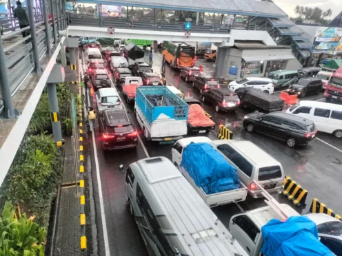 Suasana Pelabuhan Ketapang saat penyeberangan sempat dihentikan akibat cuaca buruk