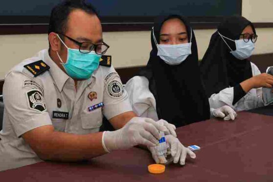 Pelaksanaan tes urine di Lapas Banyuwangi
