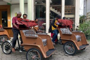 Tukang Becak Banyuwangi Belajar Mengoperasikan Becak Listrik di Gedung Korpri