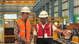 Wali Kota Bogor Dedie Rachim saat berkunjung ke pabrik PT INKA Banyuwangi