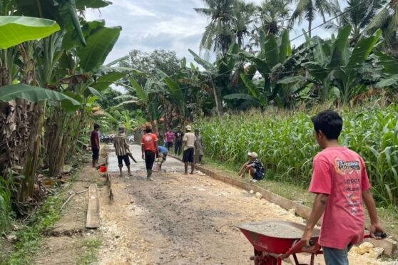 Warga Desa Pragaan Laok Sumenep memperbaiki jalan poros desa secara swadaya