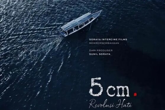 Teaser poster film 5cm Revolusi Hati dengan latar laut biru