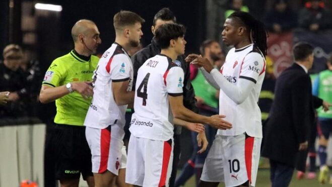 Rafael Leao merayakan gol kemenangan AC Milan ke gawang Cagliari