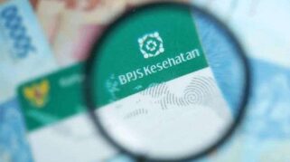 Peserta BPJS Kesehatan melakukan skrining kesehatan melalui aplikasi Mobile JKN