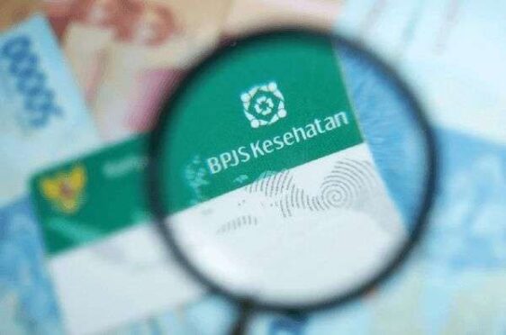 Peserta BPJS Kesehatan melakukan skrining kesehatan melalui aplikasi Mobile JKN