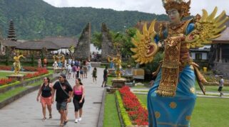 Gubernur Bali Wayan Koster menjelaskan kebijakan wisata baru