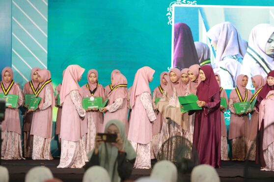 Suasana wisuda santri penghafal Al-Qur’an dalam Tasyakuran Khotmil Quran bil Hifdzi yang menjadi bagian dari rangkaian Haul Blokagung 2026 di Banyuwangi, Jawa Timur.